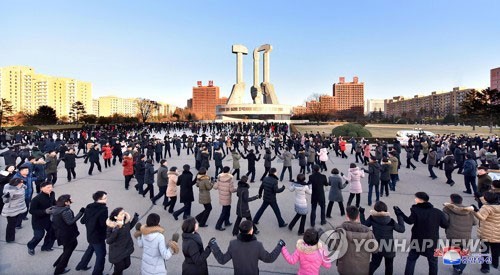 Vụ phóng tên lửa của Triều Tiên: Dân chúng Triều Tiên tuần hành mừng sự kiện "hoàn thiện kho vũ khí hạt nhân" ảnh 1