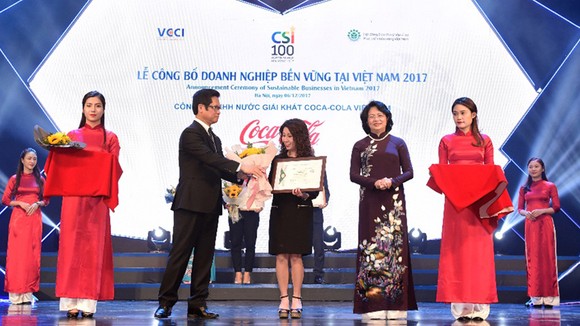 Phó Chủ tịch nước Đặng Thị Ngọc Thịnh và TS Vũ Tiến Lộc trao chứng nhận DN bền vững cho đại diện Coca-Cola Việt Nam