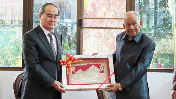 ​  Bí thư Thành ủy TPHCM Nguyễn Thiện Nhân thăm Nguyên Tổng Bí thư Lào Khamtay Siphandon ảnh 2