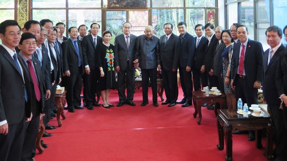 ​  Bí thư Thành ủy TPHCM Nguyễn Thiện Nhân thăm Nguyên Tổng Bí thư Lào Khamtay Siphandon ảnh 1