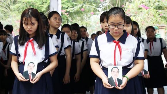 Đông đảo các tầng lớp nhân dân đưa tiễn nguyên Thủ tướng Phan Văn Khải ảnh 56