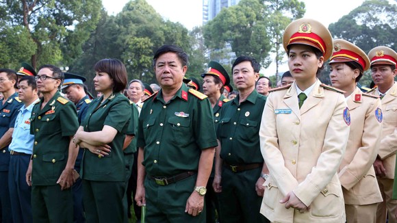 Đông đảo các tầng lớp nhân dân đưa tiễn nguyên Thủ tướng Phan Văn Khải ảnh 18