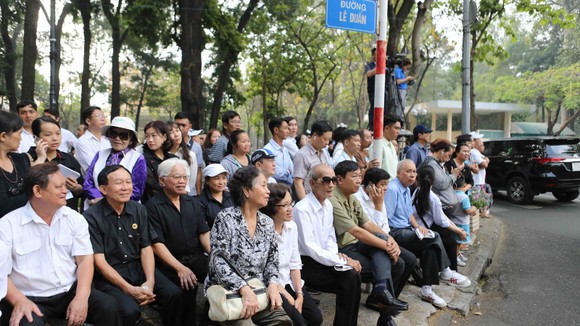 Đông đảo các tầng lớp nhân dân đưa tiễn nguyên Thủ tướng Phan Văn Khải ảnh 21