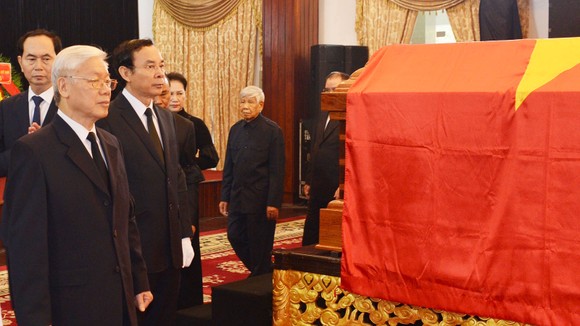 Đông đảo các tầng lớp nhân dân đưa tiễn nguyên Thủ tướng Phan Văn Khải ảnh 6