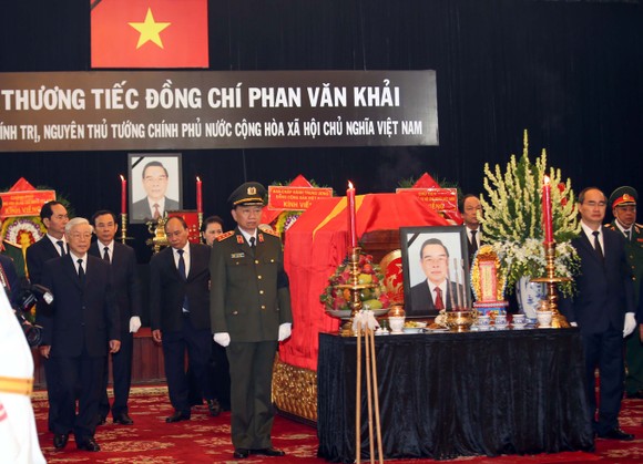 Đông đảo các tầng lớp nhân dân đưa tiễn nguyên Thủ tướng Phan Văn Khải ảnh 22