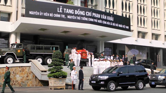 Đông đảo các tầng lớp nhân dân đưa tiễn nguyên Thủ tướng Phan Văn Khải ảnh 27