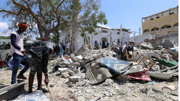 Đánh bom xe vào trụ sở chính quyền tại thủ đô Somalia, 20 người thương vong ảnh 1