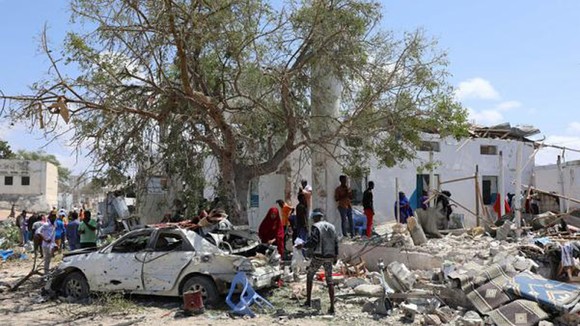 Hiện trường vụ đánh bom xe trụ sở chính quyền quận Hawlwadag ở thủ đô Mogadishu của Somalia ngày 2-9-2018. REUTERS
