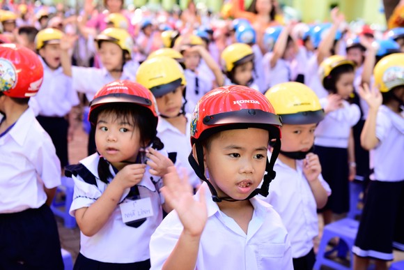 Tặng gần 2 triệu mũ bảo hiểm cho học sinh lớp một ảnh 2