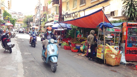 Con hẻm ẩm thực trên đường Nguyễn Thị Minh Khai (quận 1) là điểm đến quen thuộc của nhiều nhân viên văn phòng