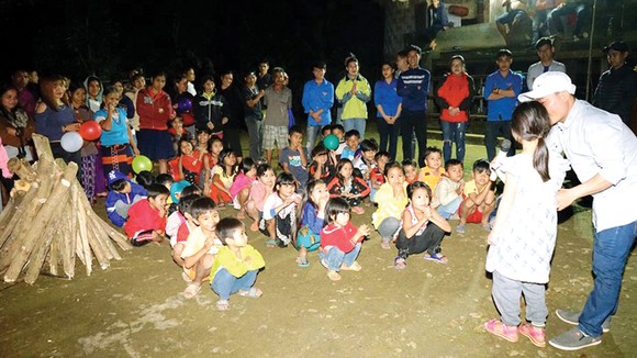 CLB Tuổi trẻ Điện Phương tổ chức chương trình “Xuân ấm áp - Tết sẻ chia”   tại thôn Ka Đắp