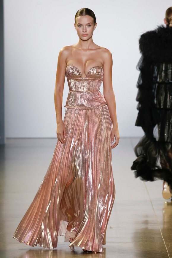 Xem BST “Cuộc dạo chơi của những vì sao” của Công Trí tại New York Fashion Week 2019 ảnh 2