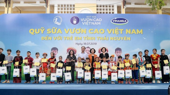 Trao tặng hơn 70.000 ly sữa cho trẻ em tỉnh Thái Nguyên ảnh 1