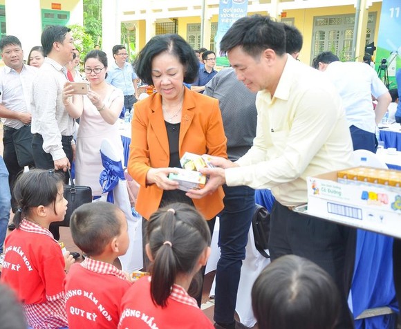 Trao tặng hơn 70.000 ly sữa cho trẻ em tỉnh Thái Nguyên ảnh 2