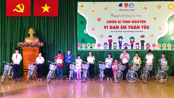 Trao tặng xe đạp và hàng ngàn quyển tập cho học sinh huyện Hóc Môn ảnh 2