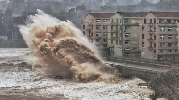 Bão gây mưa to, gió lớn ở bờ biển phía Đông của Trung Quốc. Ảnh: News.sky