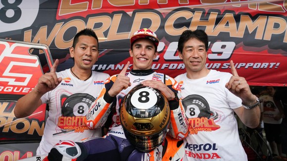 Tay đua Marc Marquez của đội Repsol Honda Team bảo toàn ngôi vị đô địch Giải MotoGP ảnh 7