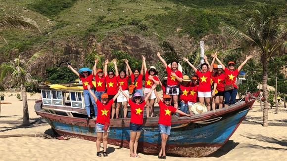 Một nhóm bạn trẻ du lịch ở Quy Nhơn (Bình Định). Ảnh: MINH MẪN