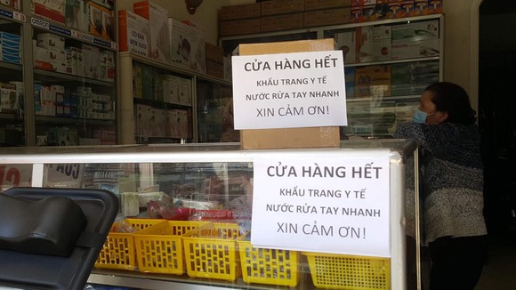 Nhiều cửa hàng thuốc tại Đà Lạt phải dán thông báo hết khẩu trang y tế