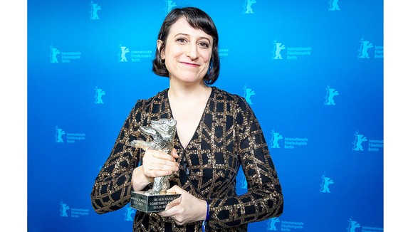 Nữ đạo diễn Eliza Hittman với giải thưởng Gấu bạc
