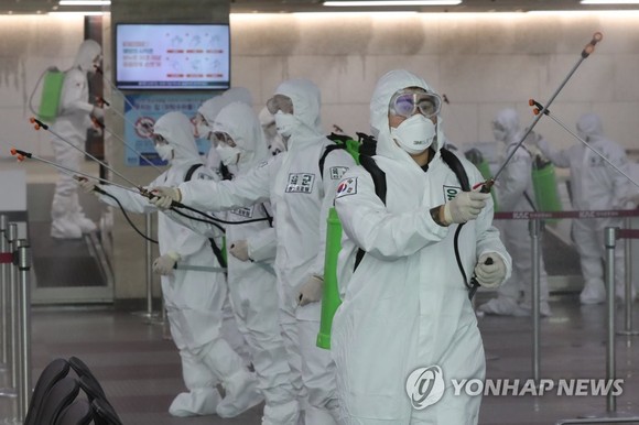 Lực lượng chức năng khử trùng sân bay quốc tế Daegu ngày 6-3, như một phần trong các biện pháp ngăn chặn Covid-19. Ảnh: Yonhap
