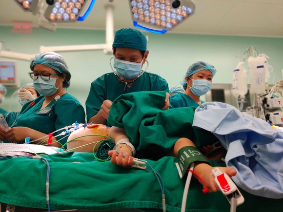 Trúc Nhi - Diệu Nhi được đưa ra khỏi phòng mổ ảnh 20