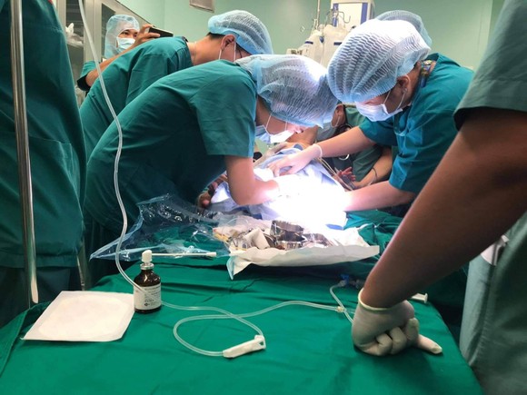 Trúc Nhi - Diệu Nhi được đưa ra khỏi phòng mổ ảnh 26