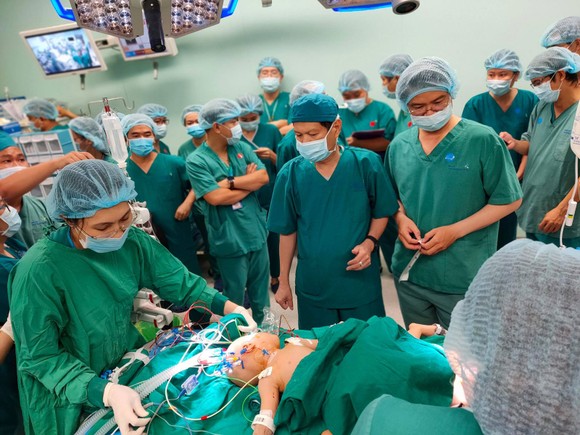 Trúc Nhi - Diệu Nhi được đưa ra khỏi phòng mổ ảnh 12