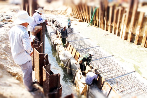 Chạy đua công trình phòng chống bão lũ ảnh 5