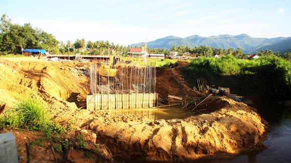 Chạy đua công trình phòng chống bão lũ ảnh 7