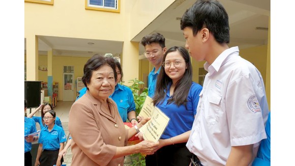  Bà Lý Kim Mai trao học bổng cho học sinh nghèo, hiếu học  năm học 2019-2020