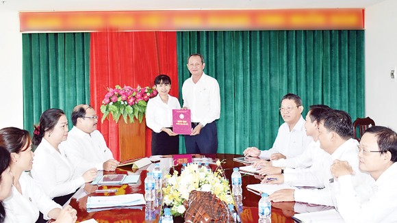 Ông Lưu Hoàng Tân - Chủ tịch, Giám đốc Công ty  trao quyết định cho bà Đặng Thị Ngọc Hiền
