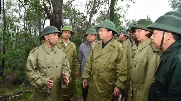 Phó Thủ tướng Trịnh Đình Dũng chỉ đạo công tác cứu hộ tại thủy điện Rào Trăng 3 ảnh 2