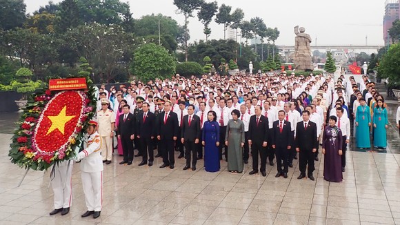 Đoàn đại biểu dự Đại hội đại biểu Đảng bộ TPHCM lần thứ XI dâng hương các Anh hùng Liệt sĩ, tưởng nhớ Chủ tịch Hồ Chí Minh  ảnh 1