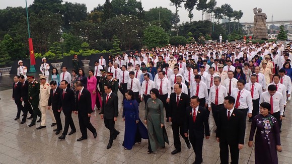 Đoàn đại biểu dự Đại hội đại biểu Đảng bộ TPHCM lần thứ XI dâng hương các Anh hùng Liệt sĩ, tưởng nhớ Chủ tịch Hồ Chí Minh  ảnh 8