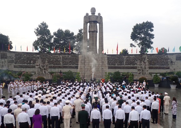 Đoàn đại biểu dự Đại hội đại biểu Đảng bộ TPHCM lần thứ XI dâng hương các Anh hùng Liệt sĩ, tưởng nhớ Chủ tịch Hồ Chí Minh  ảnh 9