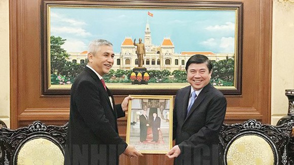 Chủ tịch UBND TPHCM Nguyễn Thành Phong tiếp ông Hanif Salim trong ngày nhận nhiệm vụ hồi tháng 3-2018. Ảnh: hcmcpv