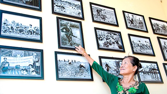Chị Lâm Hồng Đẹp xem lại ảnh chân dung mình tại triển lãm