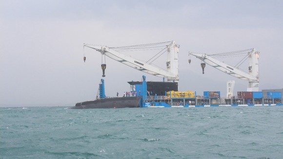 Tàu ngầm 183 - TPHCM được hạ thủy khỏi tàu Rolldoc của Hà Lan (tháng 3-2014)