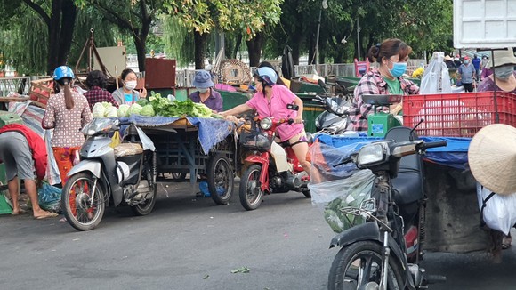 Nhiều xe 3 bánh bán rau, củ, quả… trên đường Nguyễn Ngọc Phương (cổng sau chợ Thị Nghè, quận Bình Thạnh). Ảnh:  Đoàn Hiệp