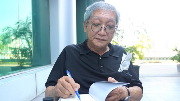  Nhà văn Lê Văn Nghĩa trong buổi ra mắt hội đồng chuyên môn thuộc Hội Nhà văn TPHCM         