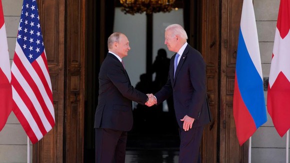 Tổng thống Nga Vladimir Putin (trái)  và Tổng thống Mỹ Joe Biden trong cuộc gặp tại Geneva