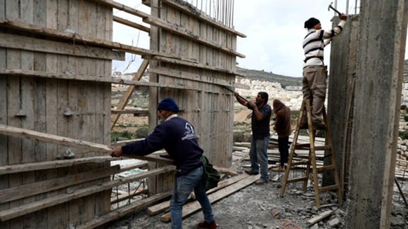 Công nhân Palestine làm việc tại một công trường ở khu Bờ Tây. Nguồn: Reuters