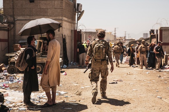 Nổ bom tại sân bay Kabul: 14 binh sĩ Mỹ thiệt mạng ảnh 6