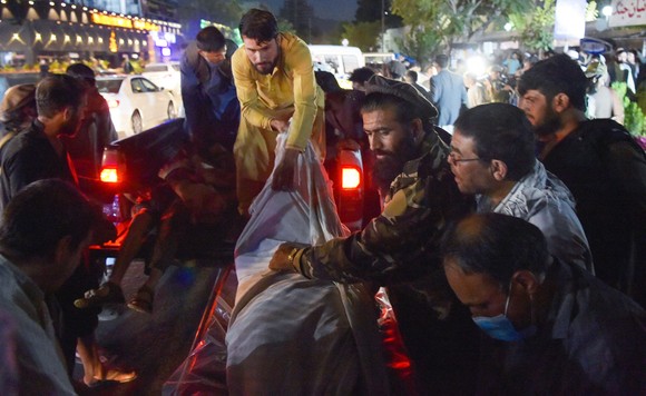 Nổ bom tại sân bay Kabul: 14 binh sĩ Mỹ thiệt mạng ảnh 7