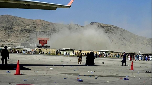 Khói bốc lên từ vụ tấn công khủng bố ở sân bay Kabul