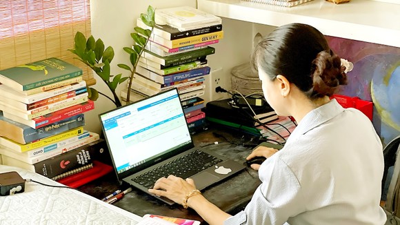 Chuyên viên Bảo hiểm xã hội TPHCM làm việc online, giải quyết hồ sơ trực tuyến cho người dân tại nhà trong những ngày giãn cách. Ảnh: MẠNH HÒA