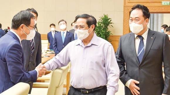 Thủ tướng Phạm Minh Chính trao đổi với đại diện các doanh nghiệp Hàn Quốc. Ảnh: VIẾT CHUNG