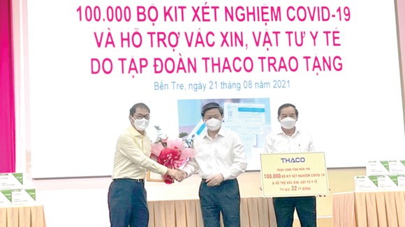 Ông Trần Bá Dương - Chủ tịch HĐQT Thaco (đầu tiên bên trái) trao 100.000 bộ kit xét nghiệm Covid-19, cho đại diện tỉnh Bến Tre