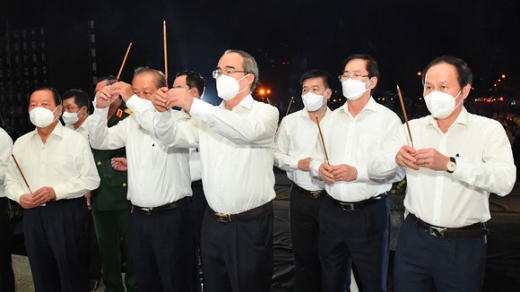Lễ tưởng niệm đồng bào tử vong và cán bộ, chiến sĩ hy sinh do đại dịch Covid-19 ảnh 5